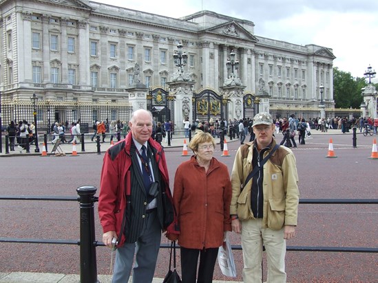 Bob outside Buckingham Palace2010