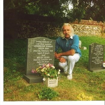 29. Dad At Grandads & Granny Grave Coltishall 160794