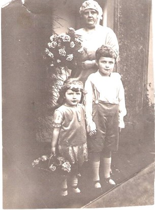 Melinda and Freddie as bridesmaid and pageboy with their Auntie Maud in1925