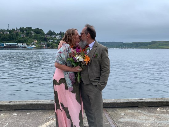 spike and mel  wedding kiss Oban Pier