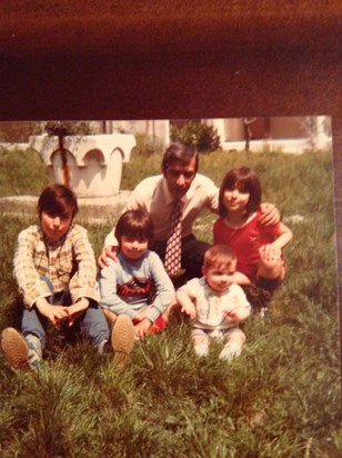 Con i suoi 4 figli - 1983