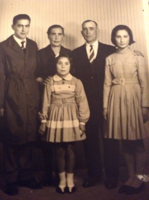 Da giovane con i suoi genitori e sorelle Anna e Giuseppina