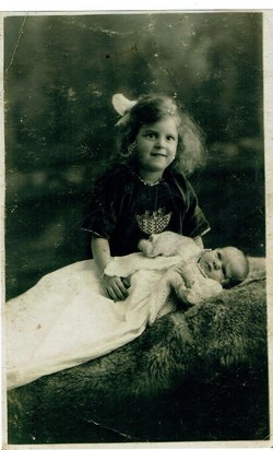 Phyl with sister Dorothy 1927