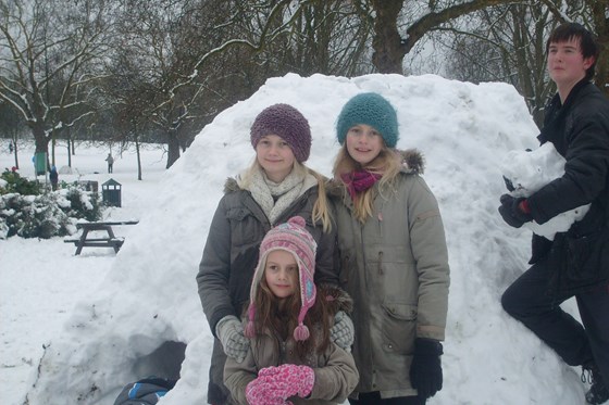 The day we met some neighbours in Finsbury Park and built an igloo - quite an endeavour!