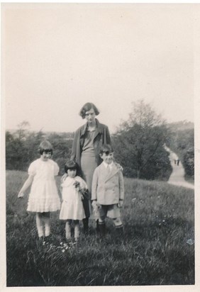 Winifred Revill Coates and children 1933
