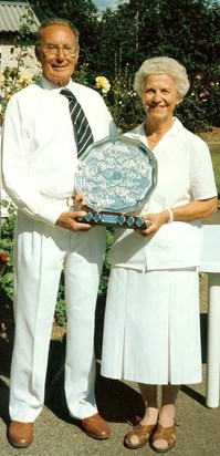 Ray and Jindra holding thier bowls trophy