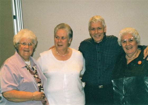 The Hook children (Joan, Linda, Mervyn & Mum)