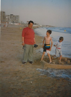 Happy days by the sea. John with his two sons, Spencer & Richard 