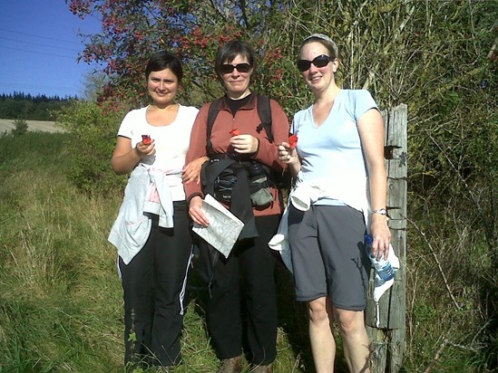 Happy hikers 2011: Natasha, Brenda, Julia H