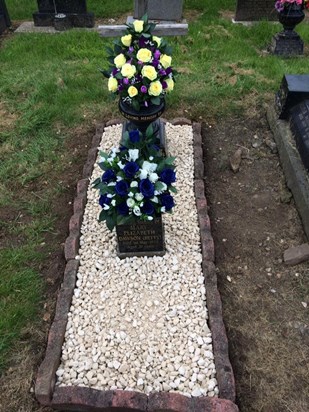 mum and dad grave August 2016