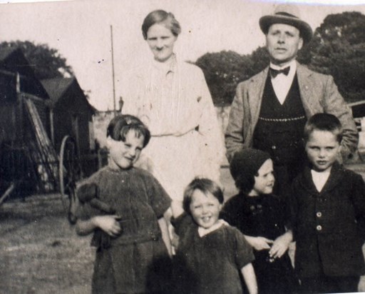 Joyce with her Mum and Dad and siblings in about 1925