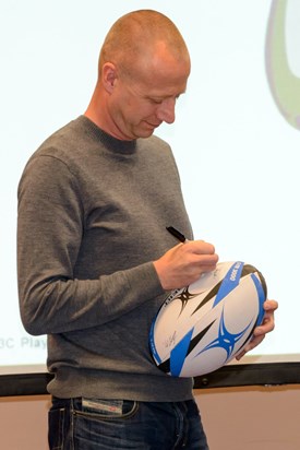 Signing the "Passing the Ball" special achievement award - Newson Gale / Hoerbiger @ Eastwood Hall, Aug 2017 