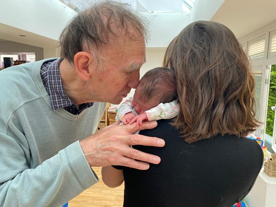 Eloise’s 1st Grandpa kiss 😘 Look at his gigantic hands compared to her 🤣🤣