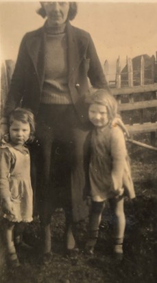 Gwen on left and Joan on the right with their Mum 