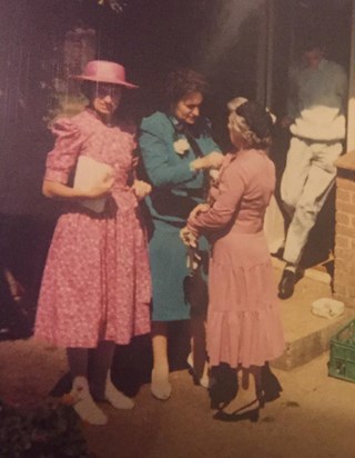 Eileen with Dorothy and Margie 1987 Robert at the door Blaxhall