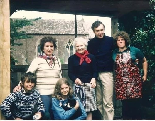 Bickleigh (Mary, Paul, Annie Bryson, Grandma Thom,Uncle David and Auntie Jan)