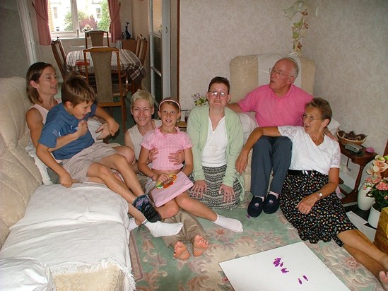 Leonie in 2004 with her sisters, parents, niece and nephew