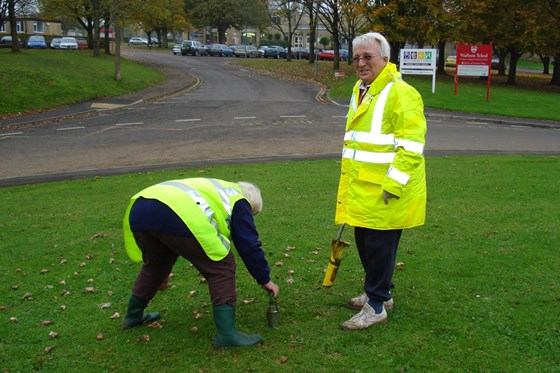 Councillor Bond planting bulbs