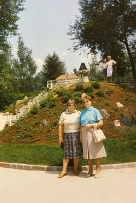 Karen und Sophie in Minimundus