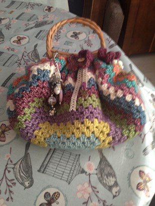 The fat bottomed bag......made from leftover Scheepjeswol.........another bit of Wink lives on. Xxxx