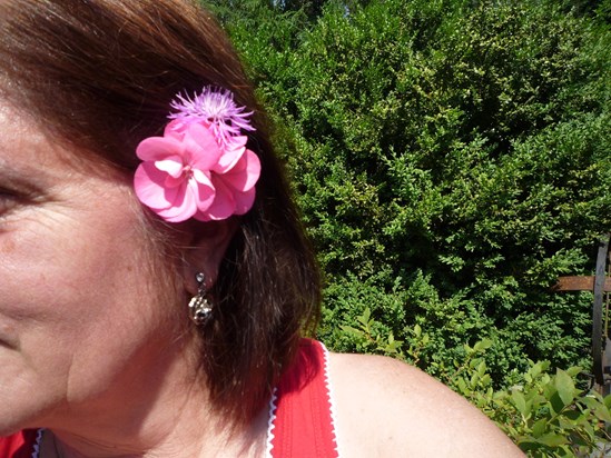 Rest in peace Marinke.Today I wear a flower for your life.........