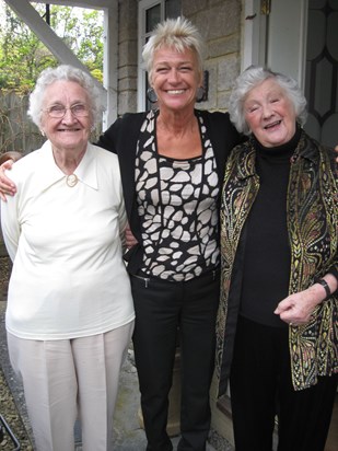 Jane with her sister, Muriel and Niece, Rosi