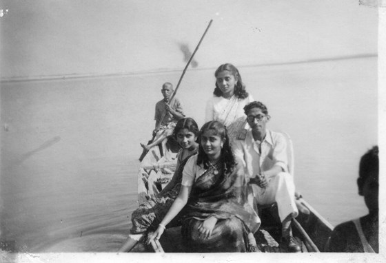 4 siblings on the Ganges
