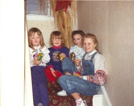 Charlotte, Tracy, Laura & Ashley on the stairs at Nana's