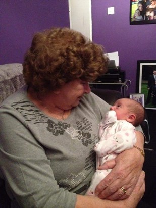 First time she saw her great grandaughter Sophia Grace x