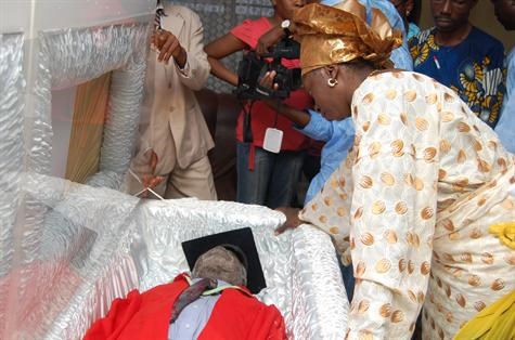 Mrs Apampa (daughter) paying last respect