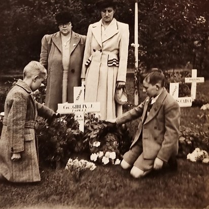 Young Peter & family paying their respects in Oostende