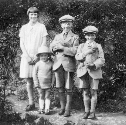 Joan, Tony, Robert and Hugh at Poulshot 1925