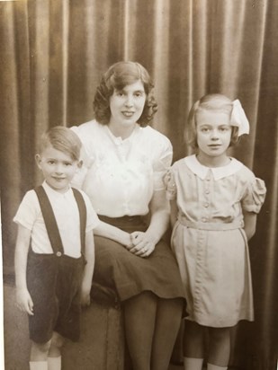 Aunty Joy with her mum and brother 