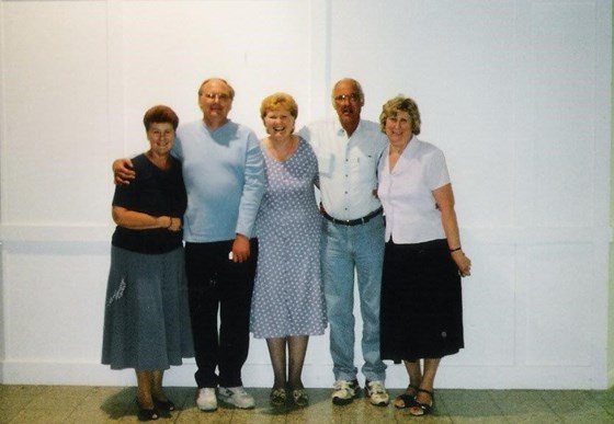 Les with his brother and sisters 