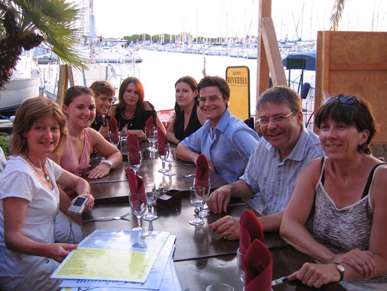 Beau souvenir de vacances à Port Camargue, dîner en terrasse sur le port avec les enfants.