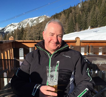 Skiing in the sun with a beer ... Happy times