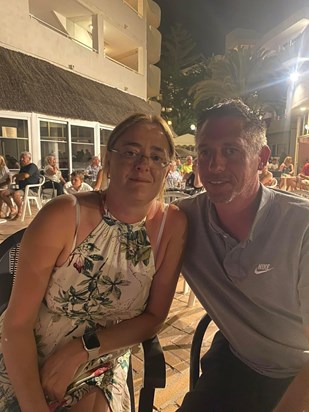 Love this photo of you two on your last holiday with your lovely family ❤️💙