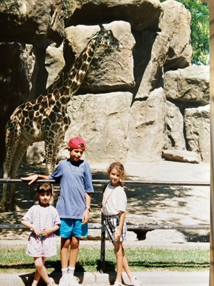 Cool kids & giraffe 