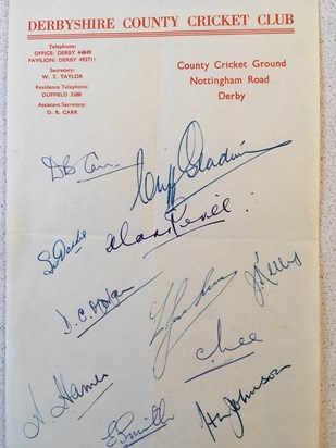 Derbyshire CCC 1950s Official sheet on County letterhead, signed by 11 players