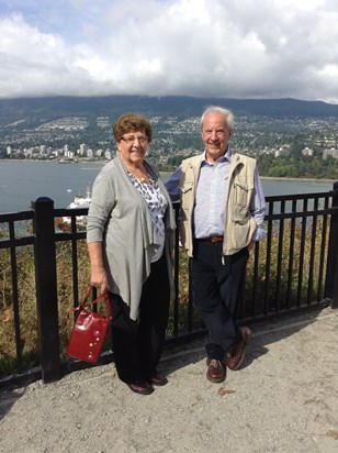 Raymond & Maureen catching up in Stanley Park - Vancouver - 2011
