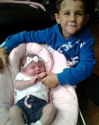 laila making sure her big brother didnt leave her :) xxx