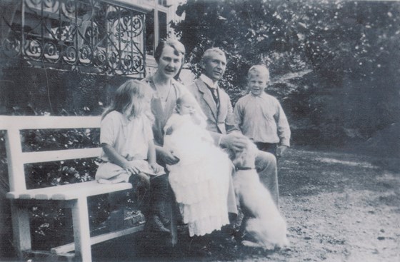The whole family at Kristin's christening in 1924: Siri, Lalla and Kristin, Gunnar and Per.