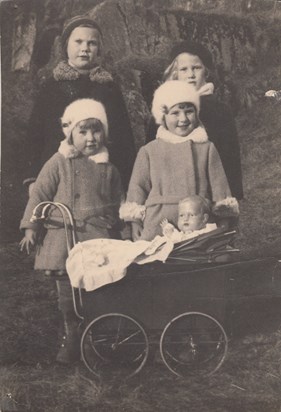 Kristin & Friends & Doll 'Mette' 1931