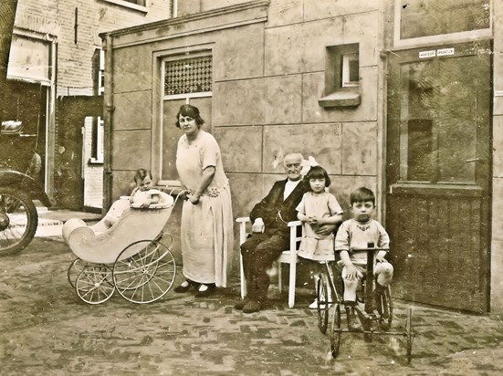 vlnr: Adje, Henriette, Sjef (JPV) Knegtel, Gonda, Fons Knegtel 1921