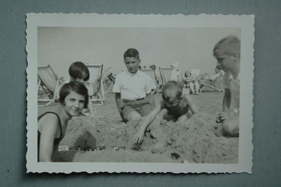 Aug. 1935 Blankenberghe (B) Adje 13jr (broertje Fons-midden)
