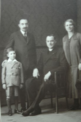 Paquito met zijn vader en moeder en heeroom August v/d Heuvel(1875-1937)