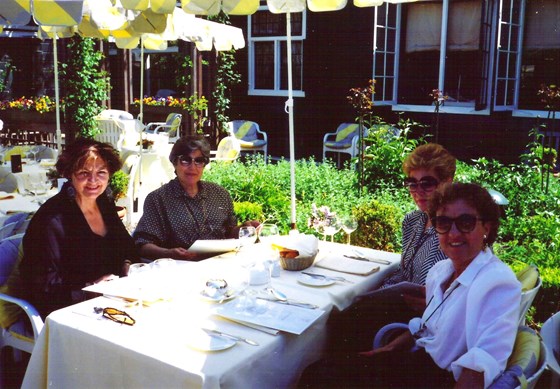 Amb el nostre record dels bons dies passats plegades. Fina, Magdalena i Delfina. Maig 1999