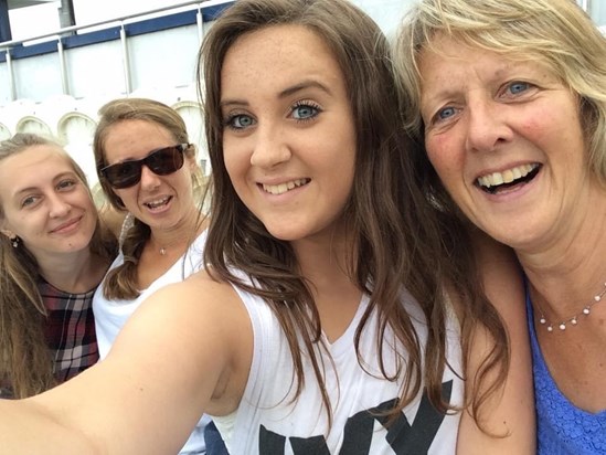 Mum, Millie, Jess, Sophie at Olly Murs