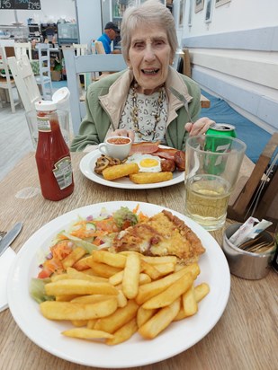 We enjoyed our lunch outings! Muriel loved a good fry up! 🥰 x