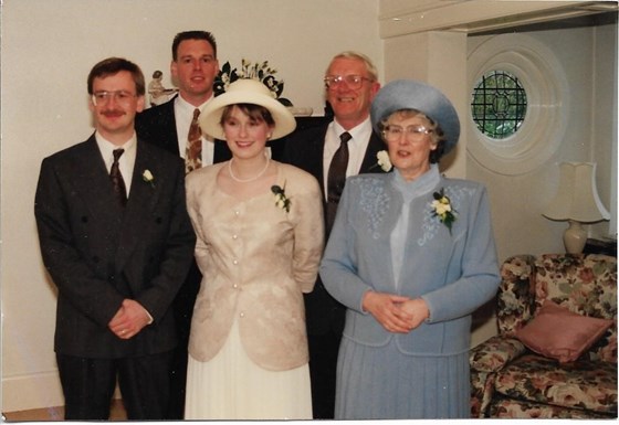 Hamilton family photo at Paul and Romie's wedding day. Strangely Mum looks like she's wearing blue!!